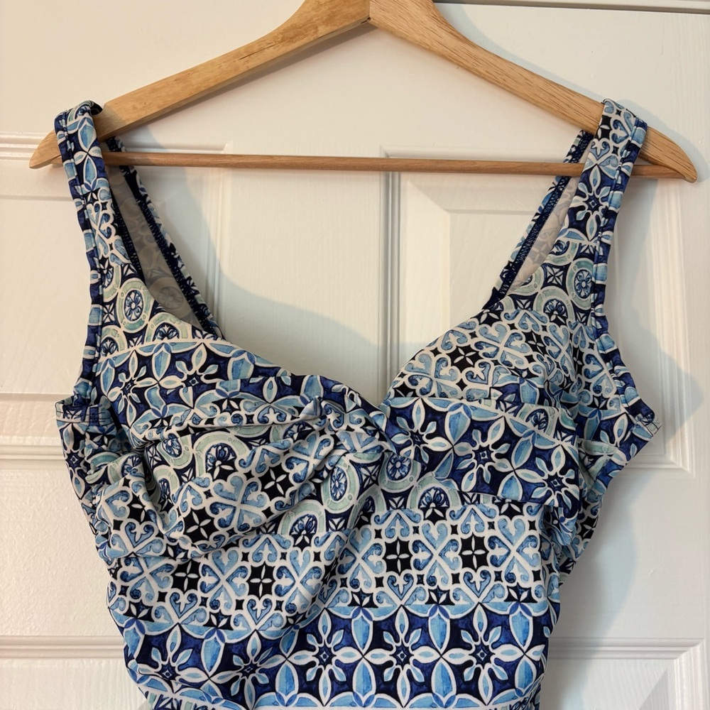 Talbots Miraclesuit Sanibel One Piece Estilo Geometric One Piece Swimsuit 10 - Picture 4 of 7